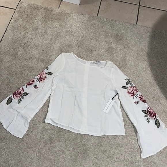 Cupcakes and cashmere nwt women’s top sz small with embroidery on sleeves - Picture 1 of 6